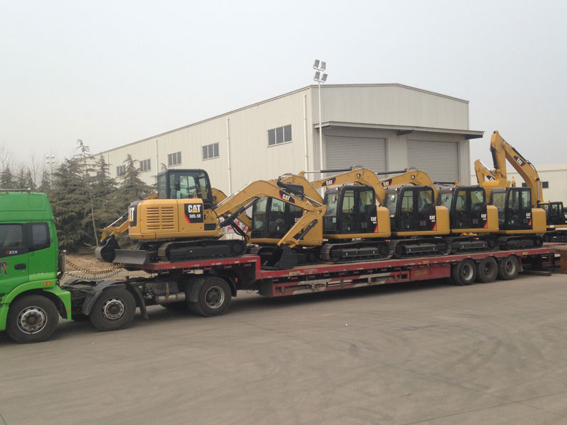 工程設(shè)備挖機運輸